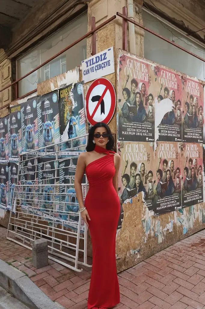 Црвен фустан со детали за рамената