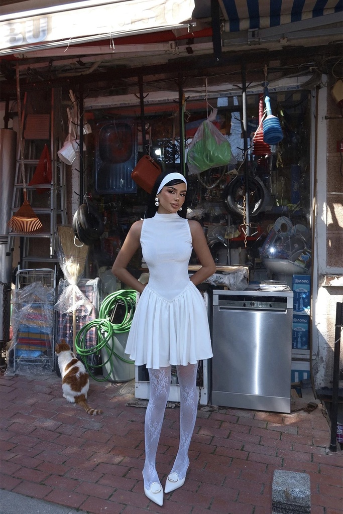 Бел кадифеен мини фустан