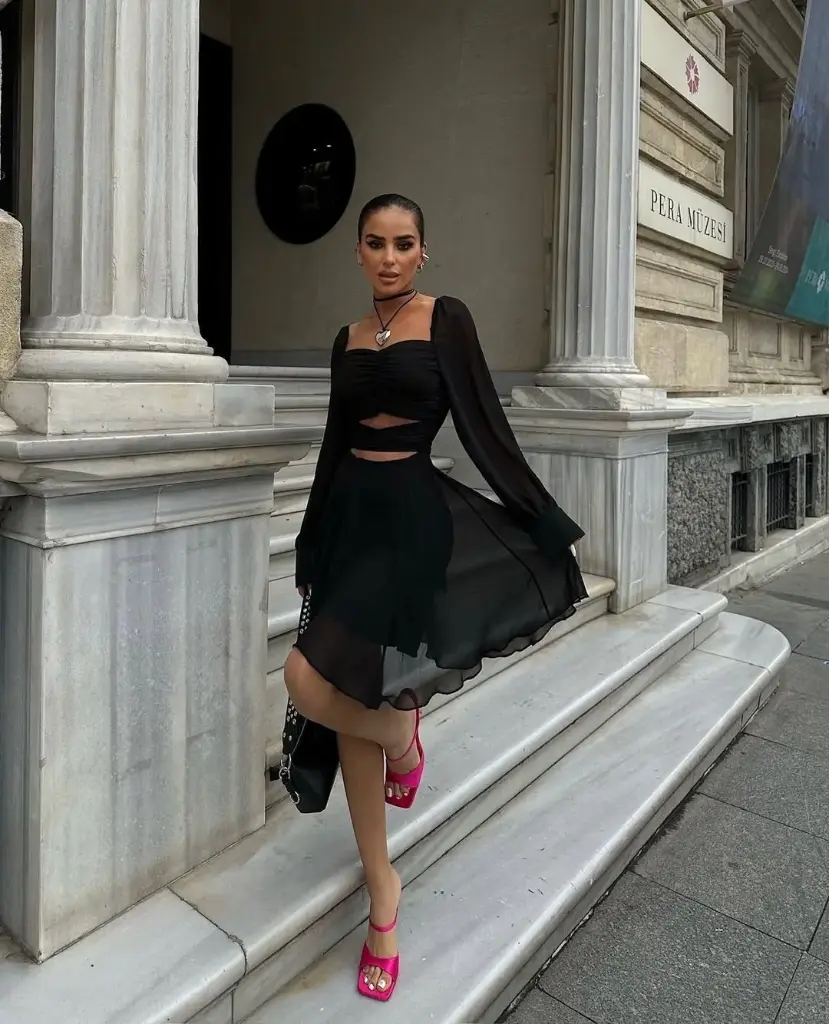 Црн мини фустан од тил