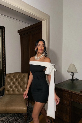 Црна мини фустанче со детали од панделка